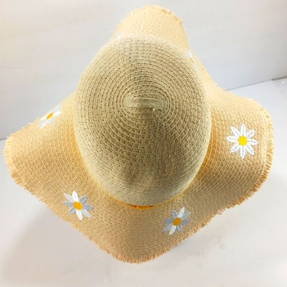 F&F Floppy Rim Banded Straw Like Hat With Daisy Applique Accents. - Picture 6 of 10
